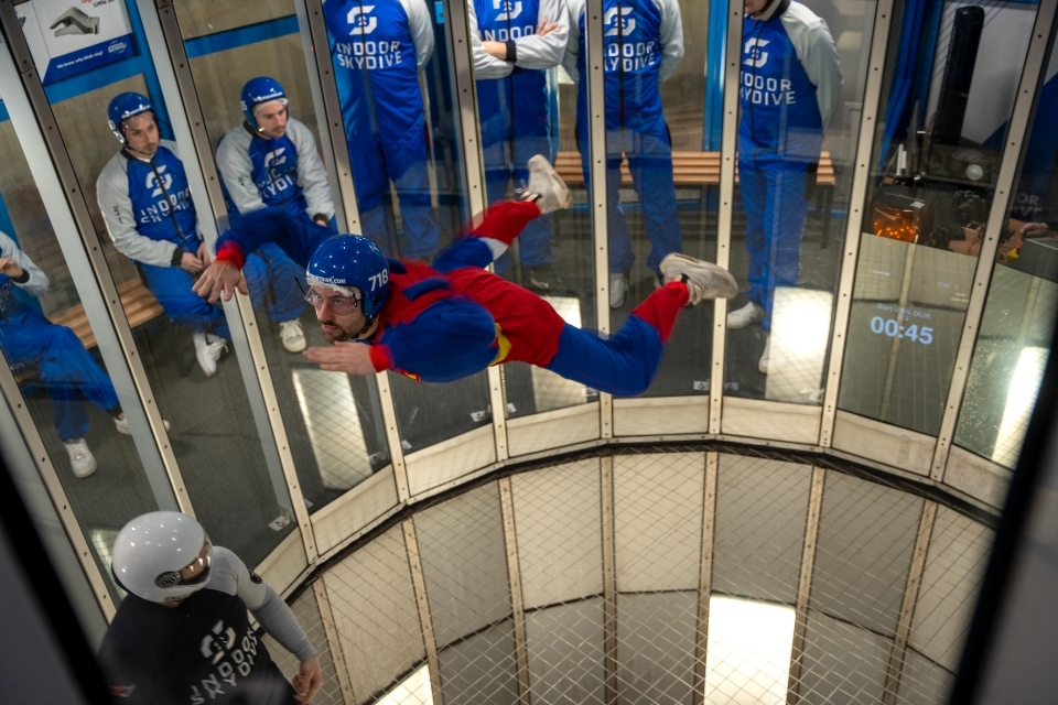 Skydiven in superman pak